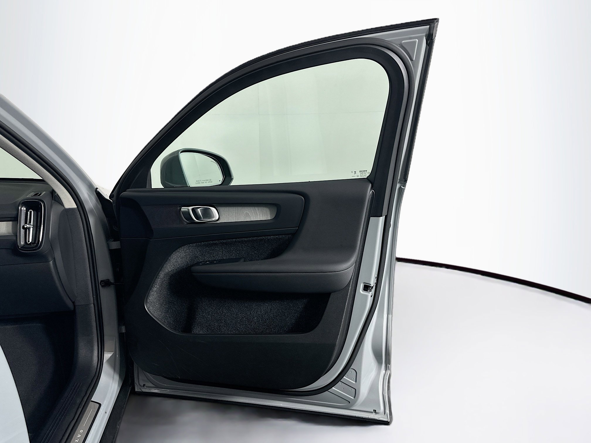 Used 2025 Volvo XC40 B5 Plus image 34