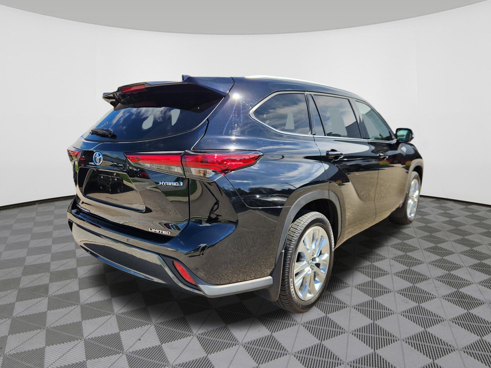 Used 2023 Toyota Highlander Limited AWD/4WD image 4