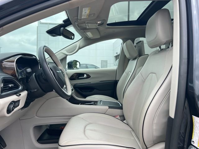 Used 2021 Chrysler Pacifica Limited w/ Uconnect Theater Family Group image 29