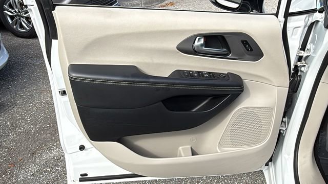 Used 2024 Chrysler Pacifica Touring-L image 17
