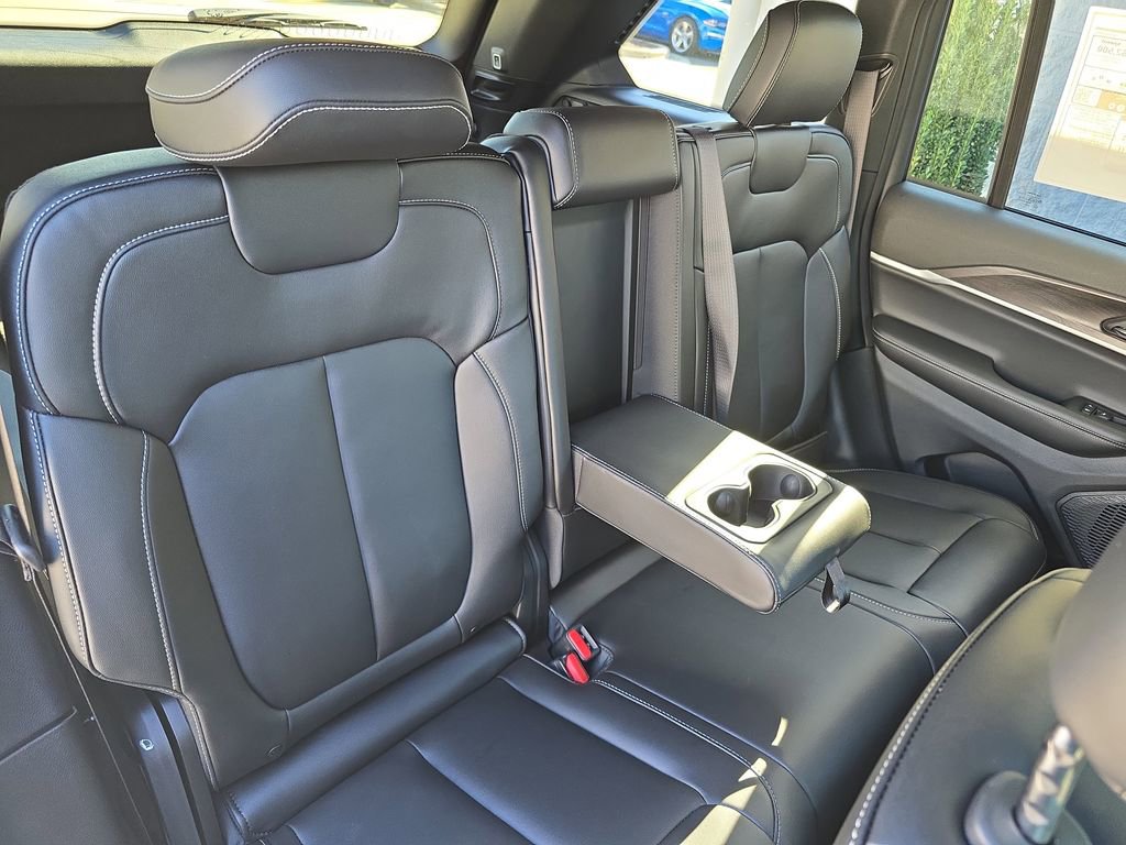 New 2025 Jeep Grand Cherokee Limited w/ Black Appearance Package image 11