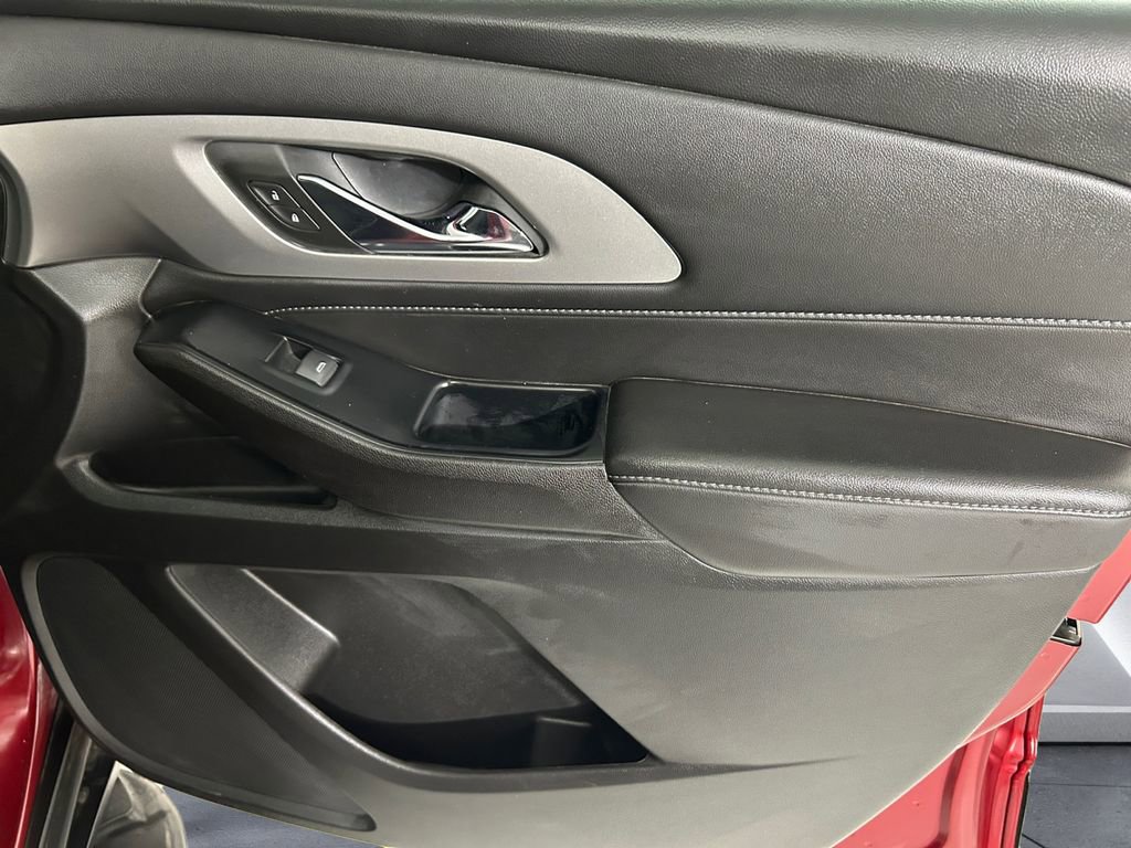 Used 2023 Chevrolet Traverse LT image 15