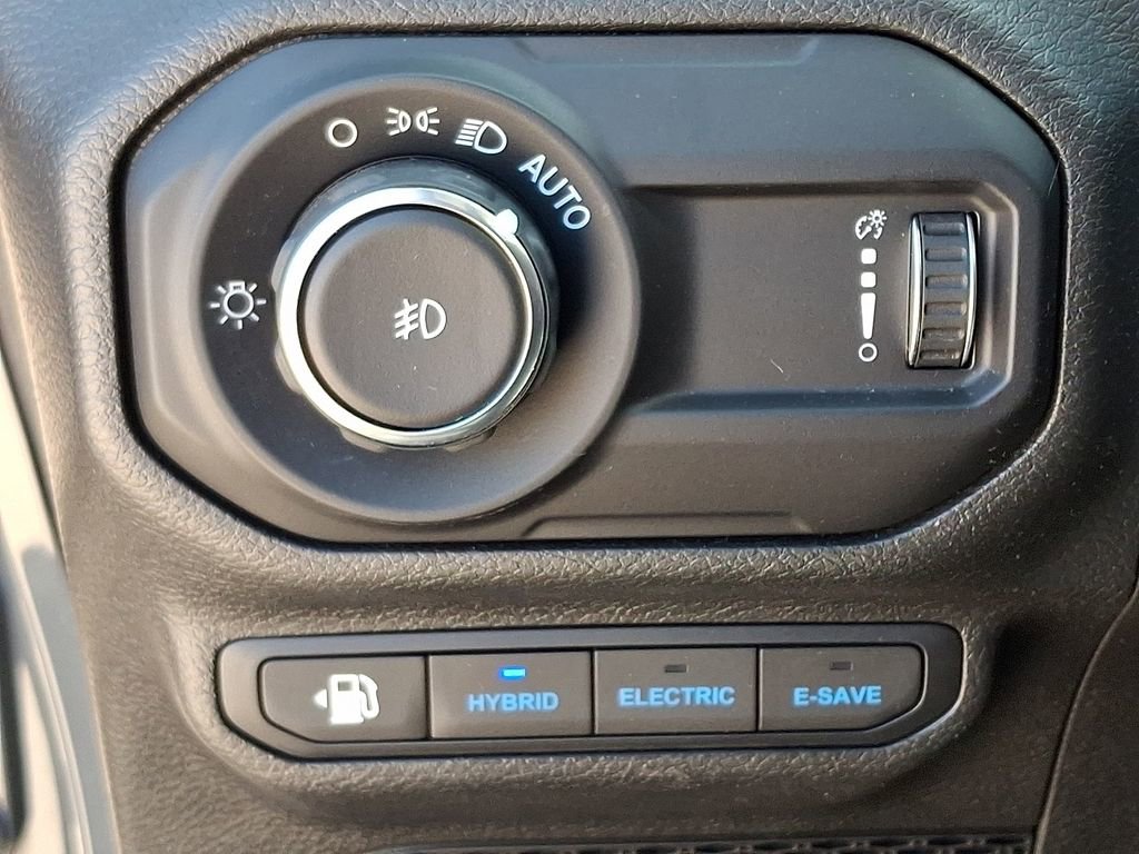 Used 2023 Jeep Wrangler Unlimited Sahara w/ Cold Weather Group AWD/4WD image 25