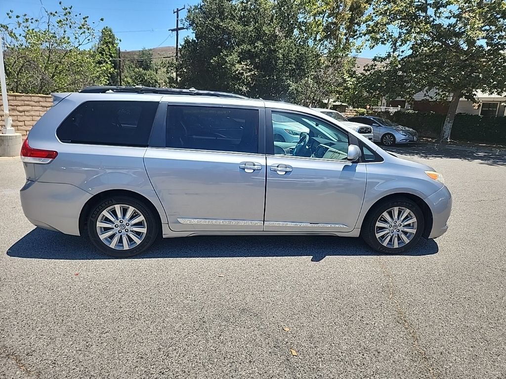 Used 2012 Toyota Sienna Limited w/ Premium Pkg FWD image 6