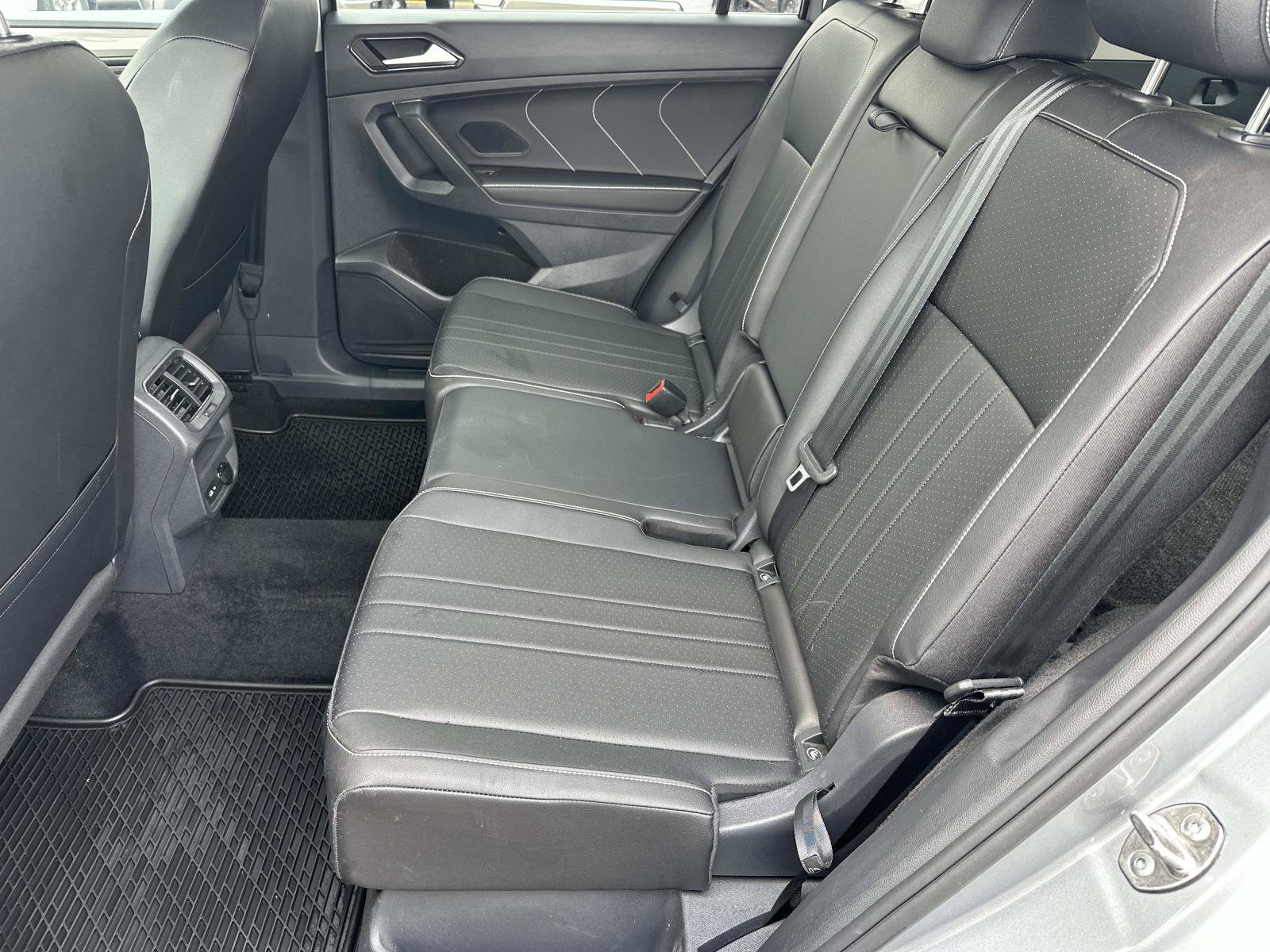 Used 2023 Volkswagen Tiguan SE AWD/4WD image 11