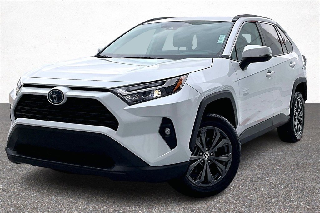 Used 2023 Toyota RAV4 XLE Premium image 3