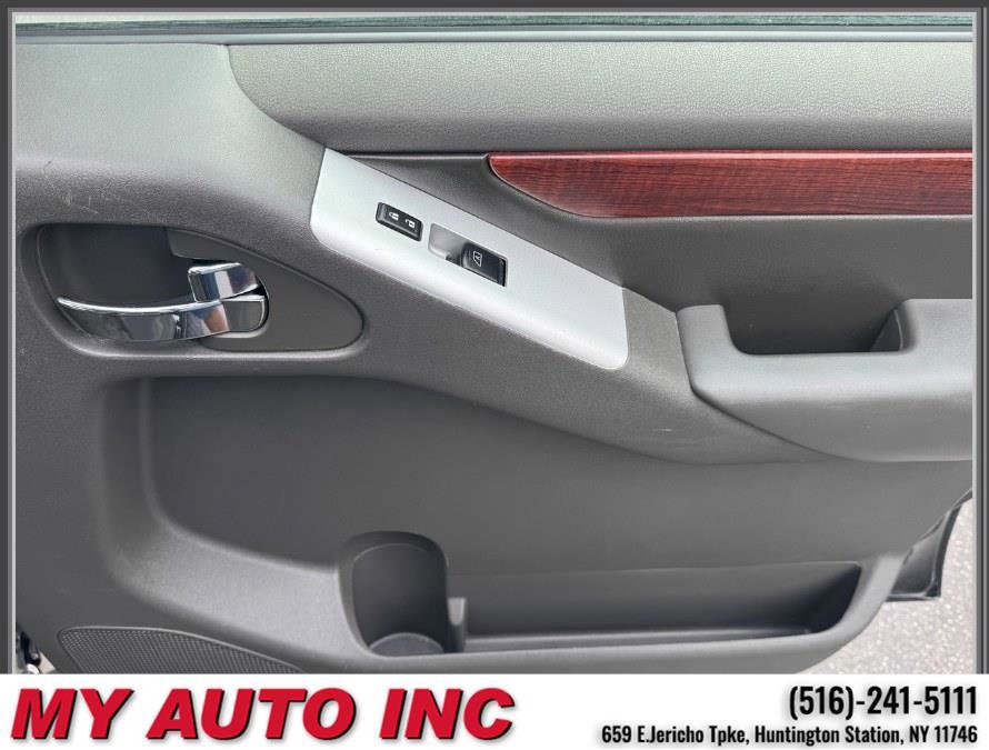 Used 2010 Nissan Pathfinder LE w/ Navigation Pkg image 31