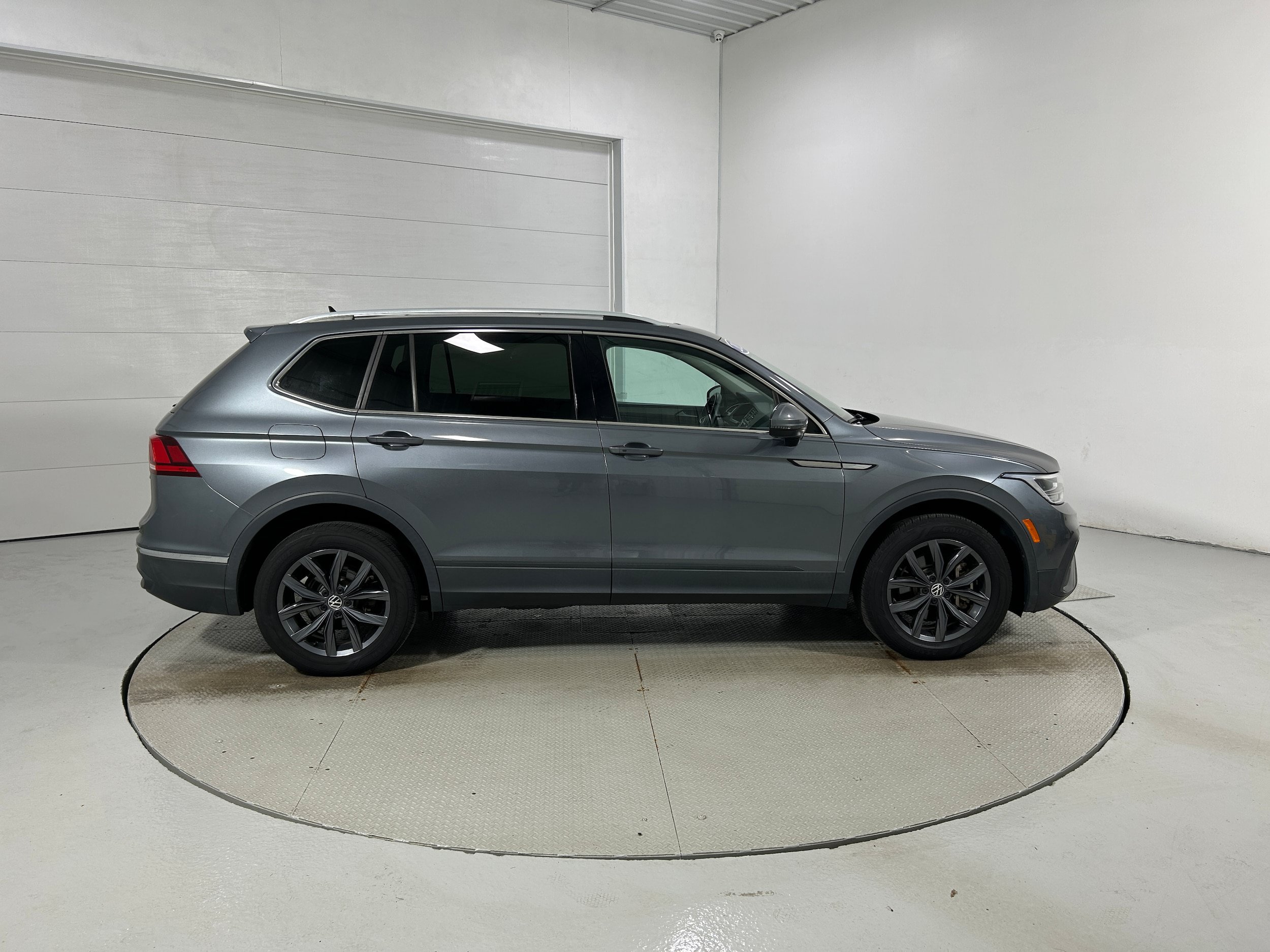 Used 2022 Volkswagen Tiguan SE AWD/4WD image 36