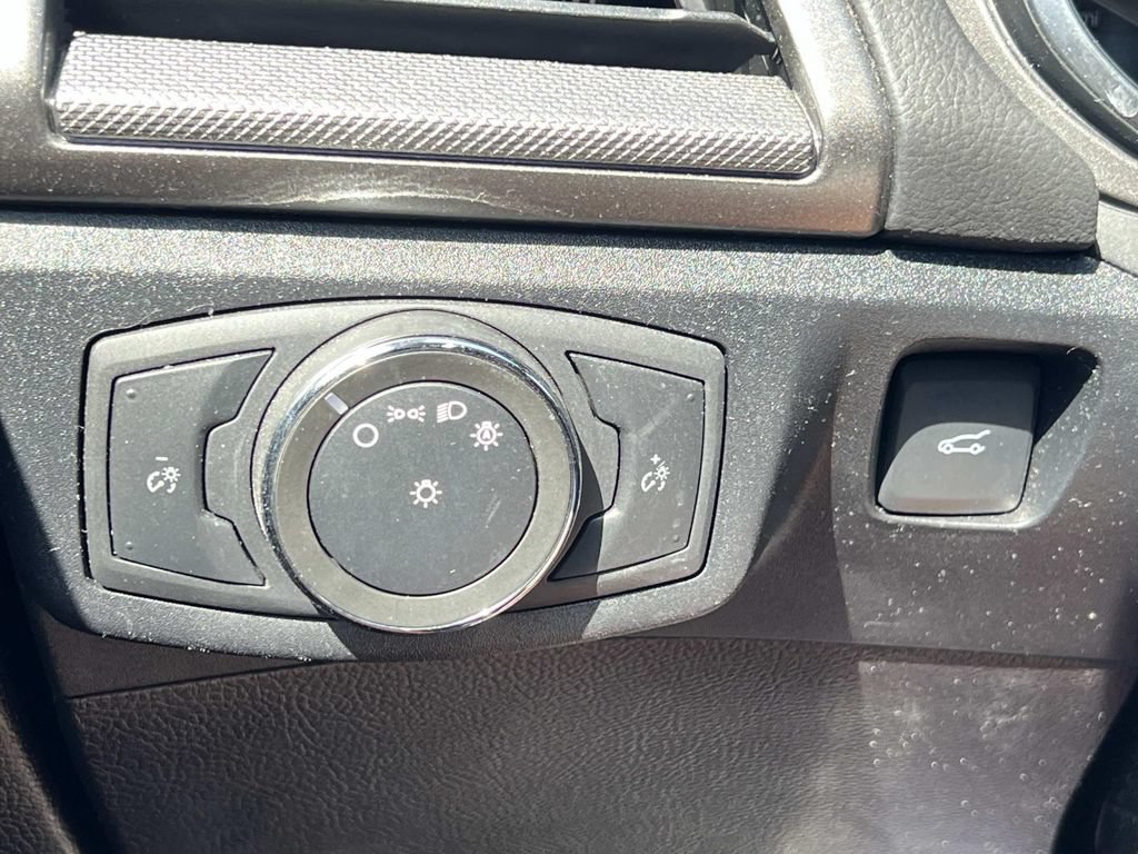 Used 2020 Ford Fusion SE FWD image 25