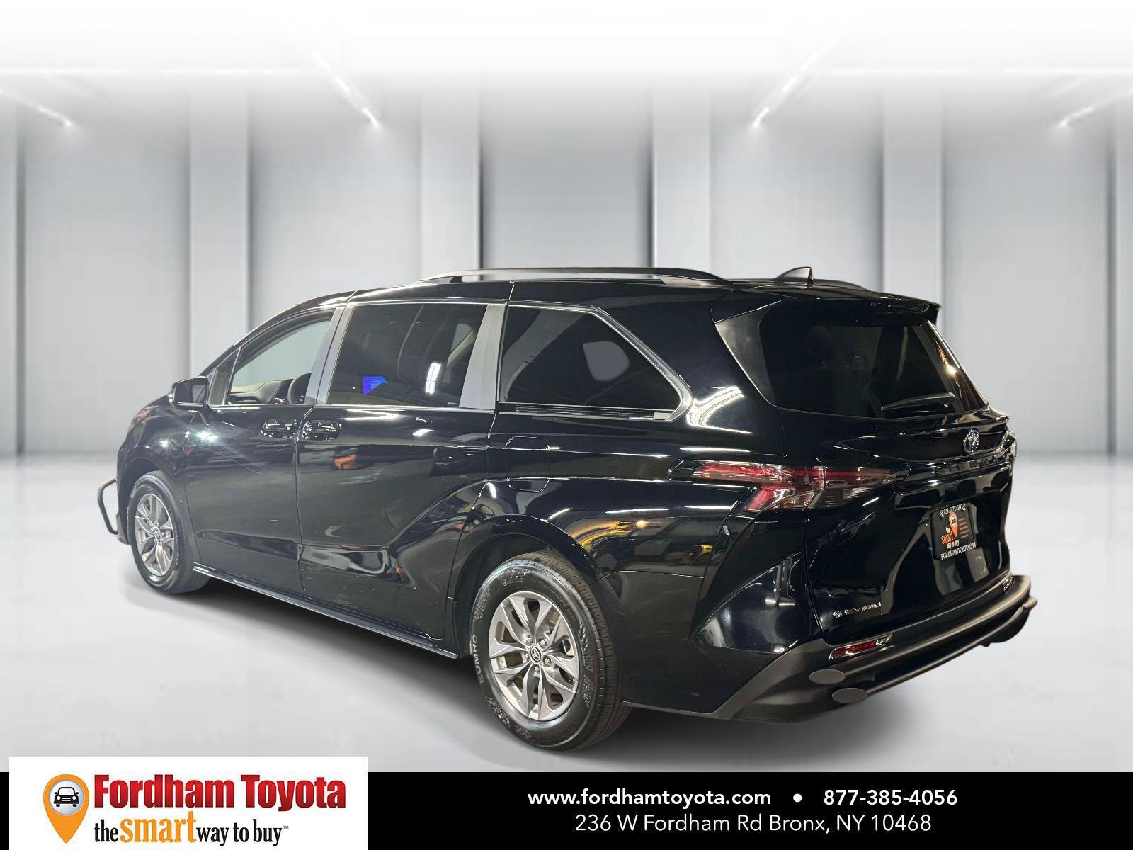 Used 2025 Toyota Sienna LE AWD/4WD image 5