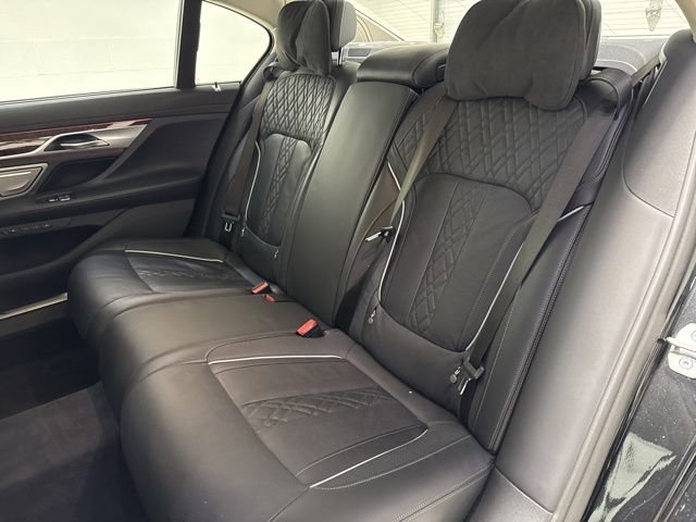 Used 2022 BMW 750i xDrive w/ Luxury Rear Seating Package image 31