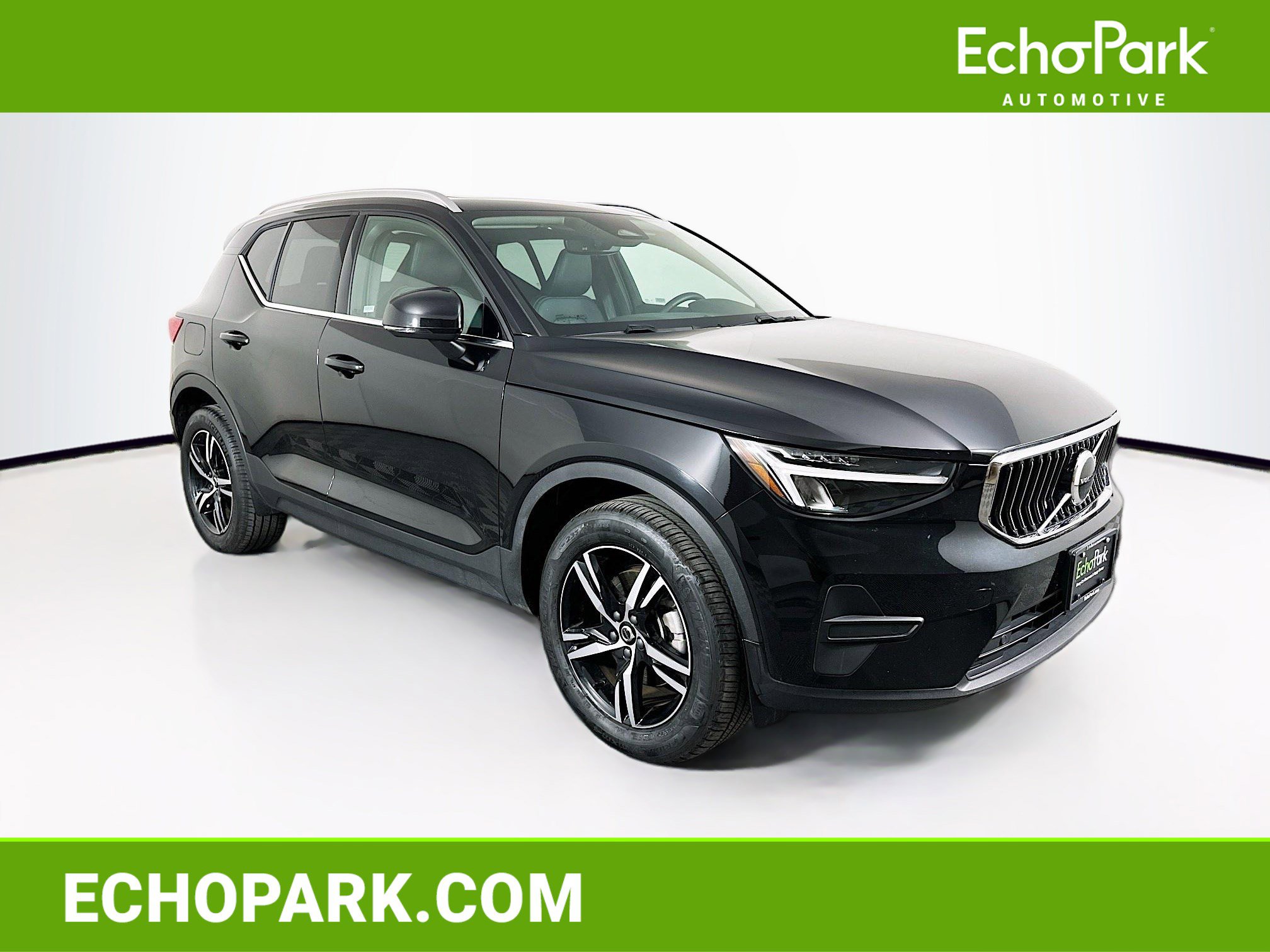 Used 2025 Volvo XC40 B5 Core image 1
