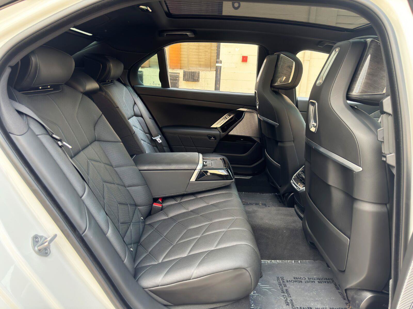 Used 2024 BMW i7 xDrive60 w/ Premium Package AWD/4WD image 47
