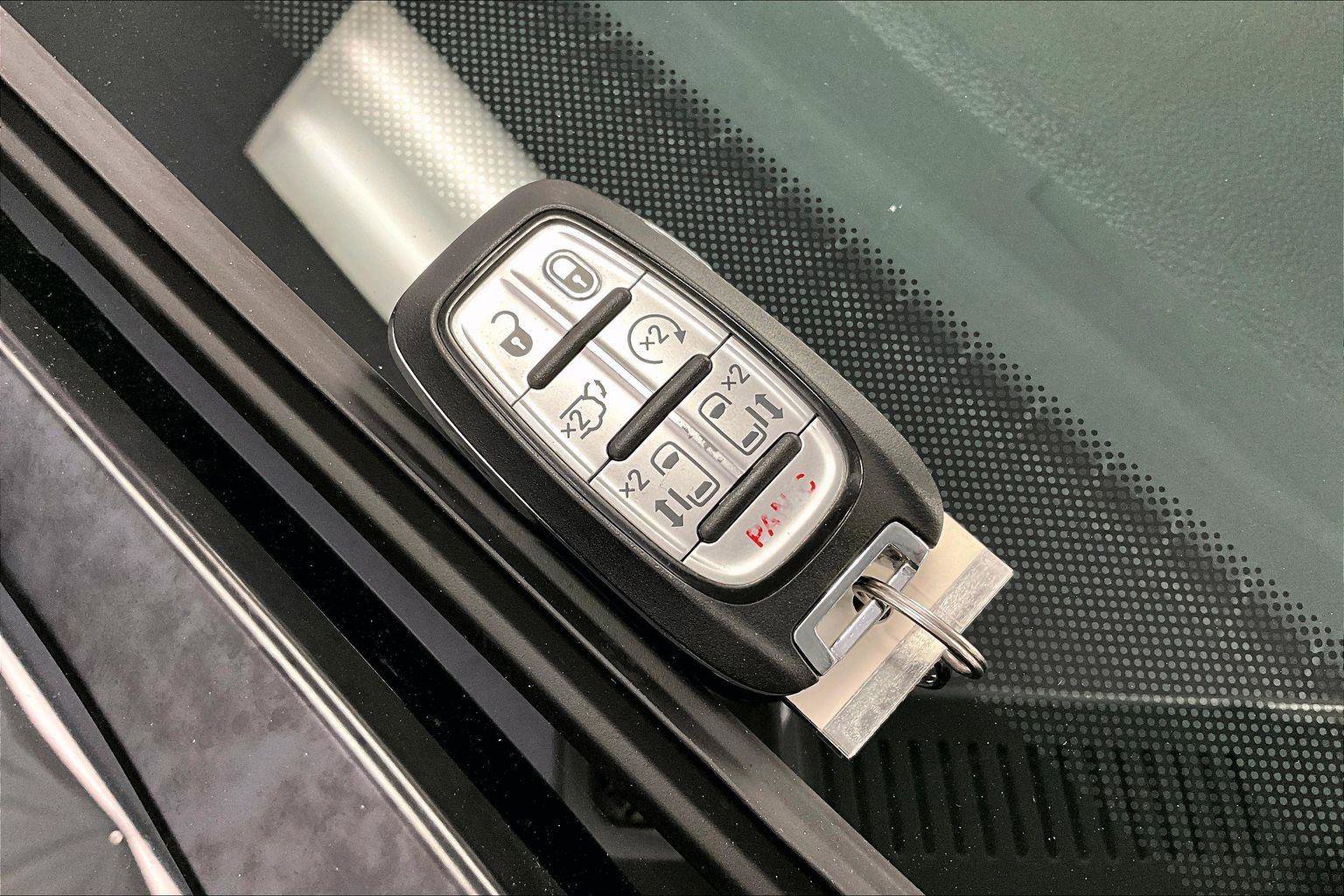 Used 2025 Chrysler Pacifica Select image 9