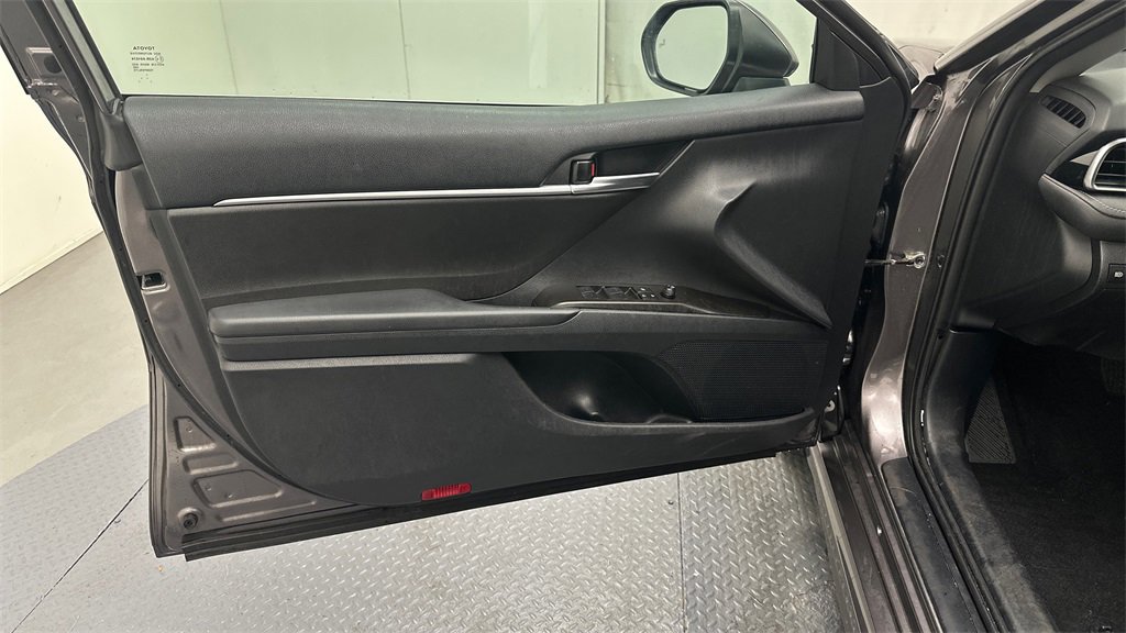 Used 2022 Toyota Camry SE image 11