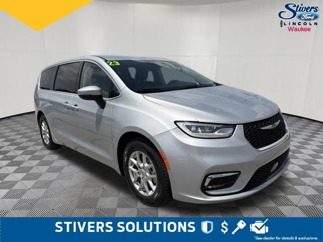 Used 2023 Chrysler Pacifica Touring-L FWD image 3