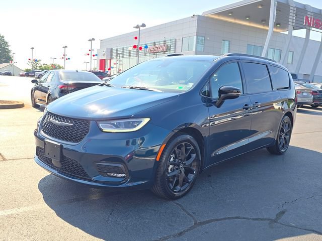 Used 2025 Chrysler Pacifica Limited FWD image 7