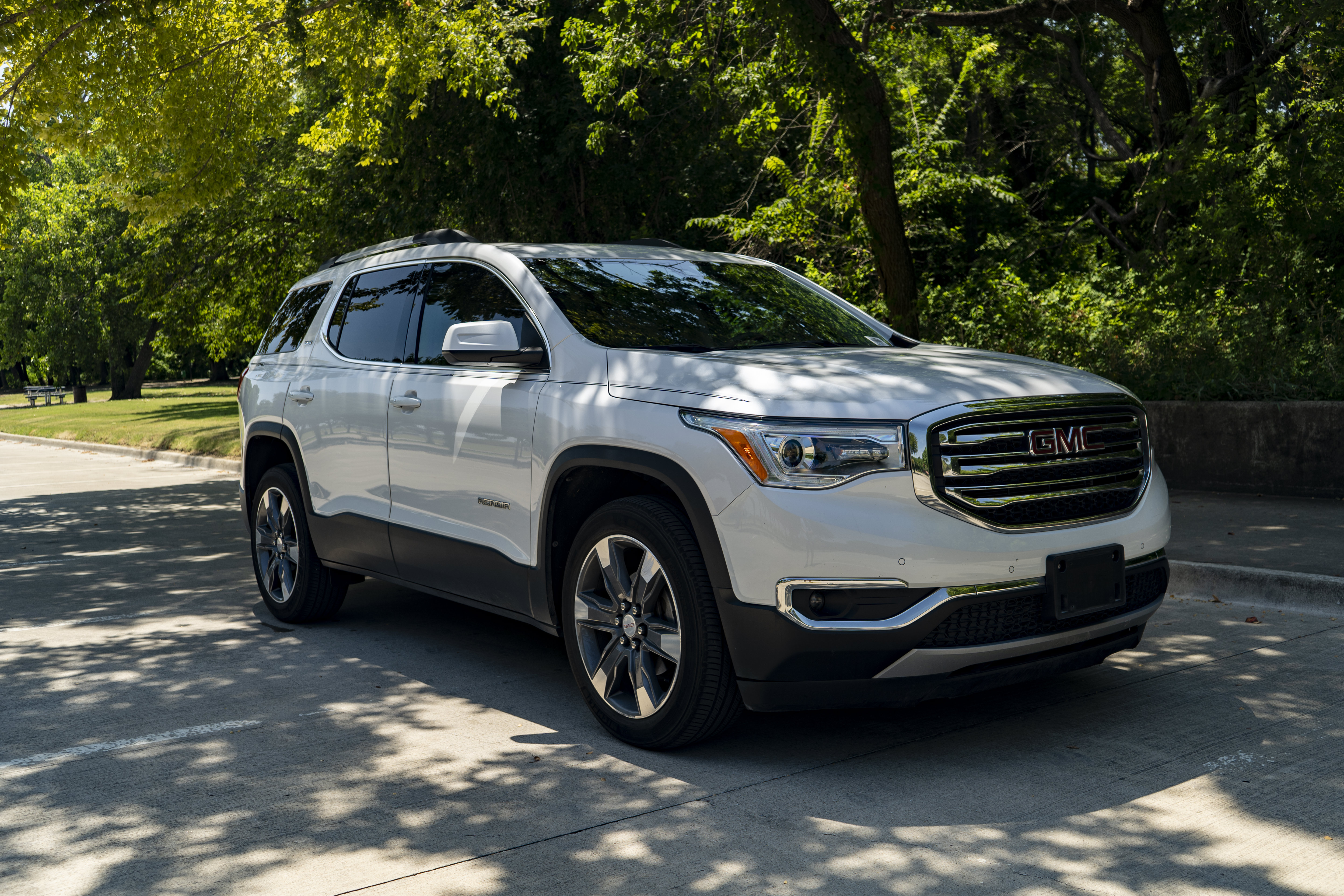 Used 2018 GMC Acadia SLT FWD image 2