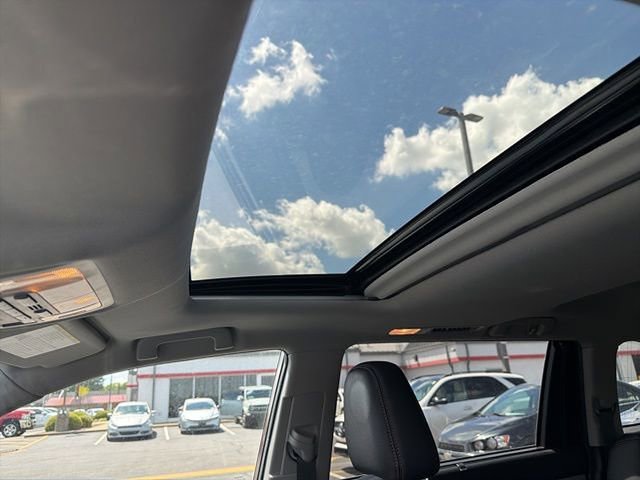 Used 2019 Toyota Highlander XLE AWD/4WD image 5
