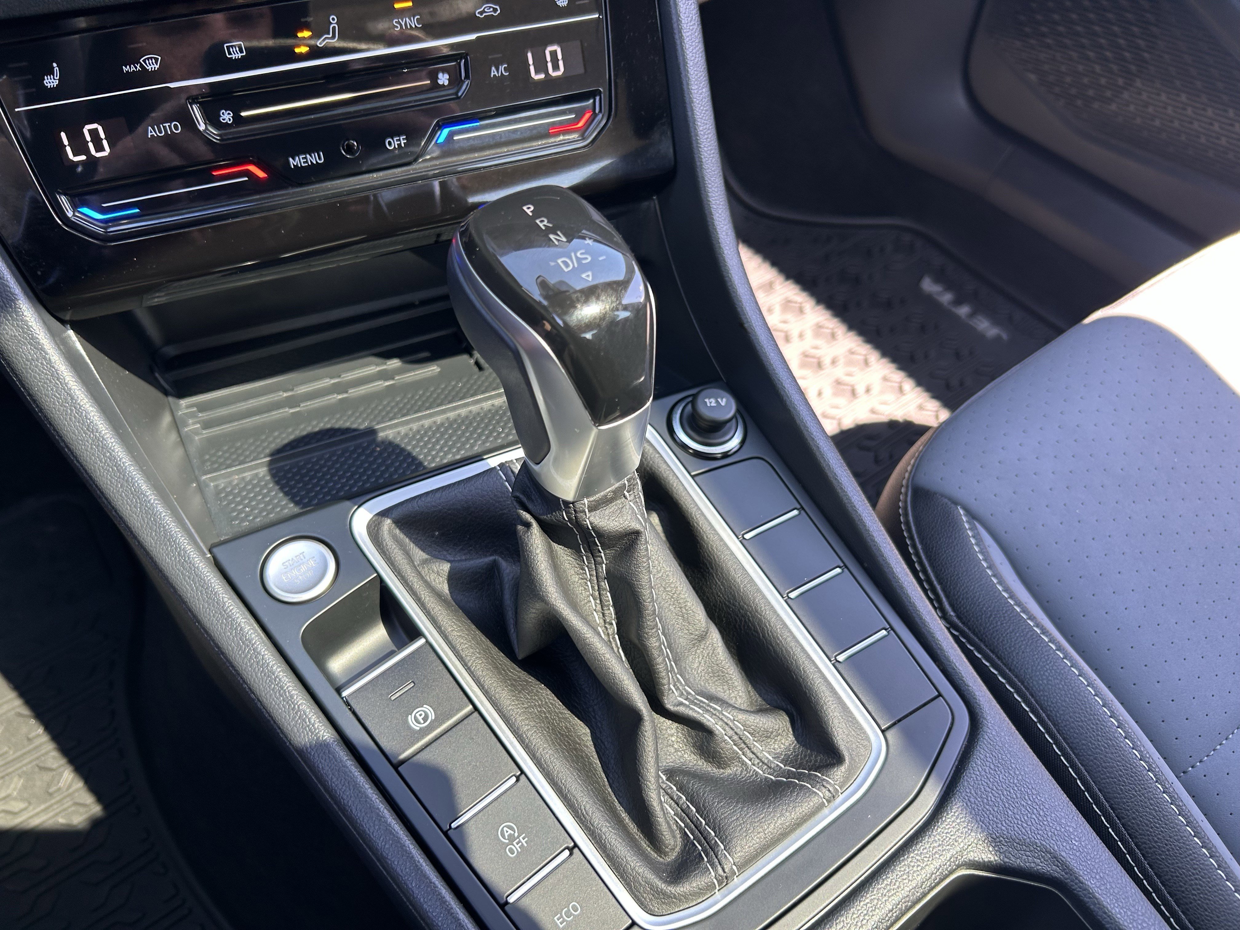 Used 2025 Volkswagen Jetta SE image 15