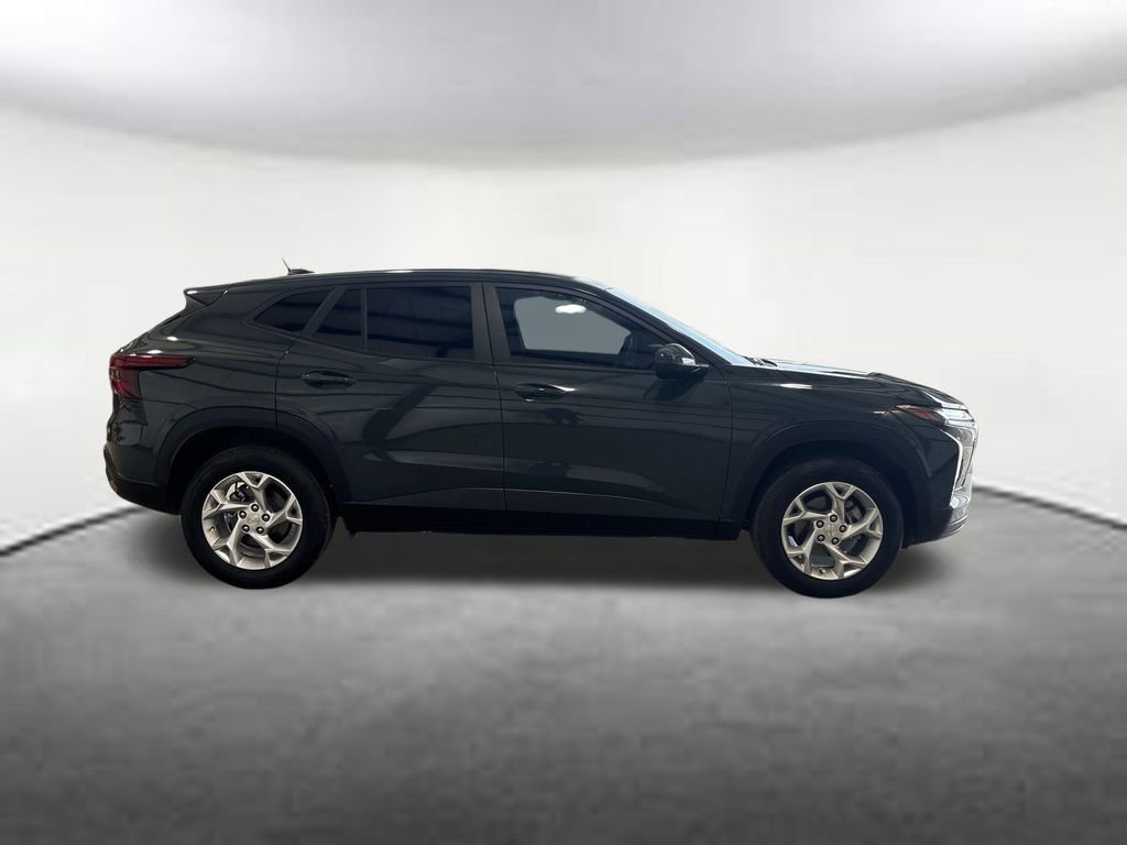 Used 2025 Chevrolet Trax LS w/ LS Convenience Package image 6