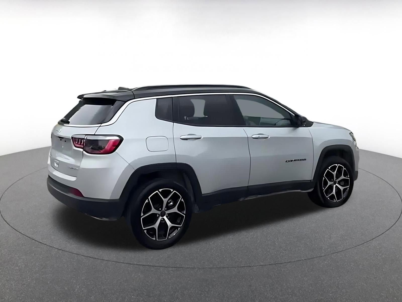 Used 2025 Jeep Compass Trailhawk image 14