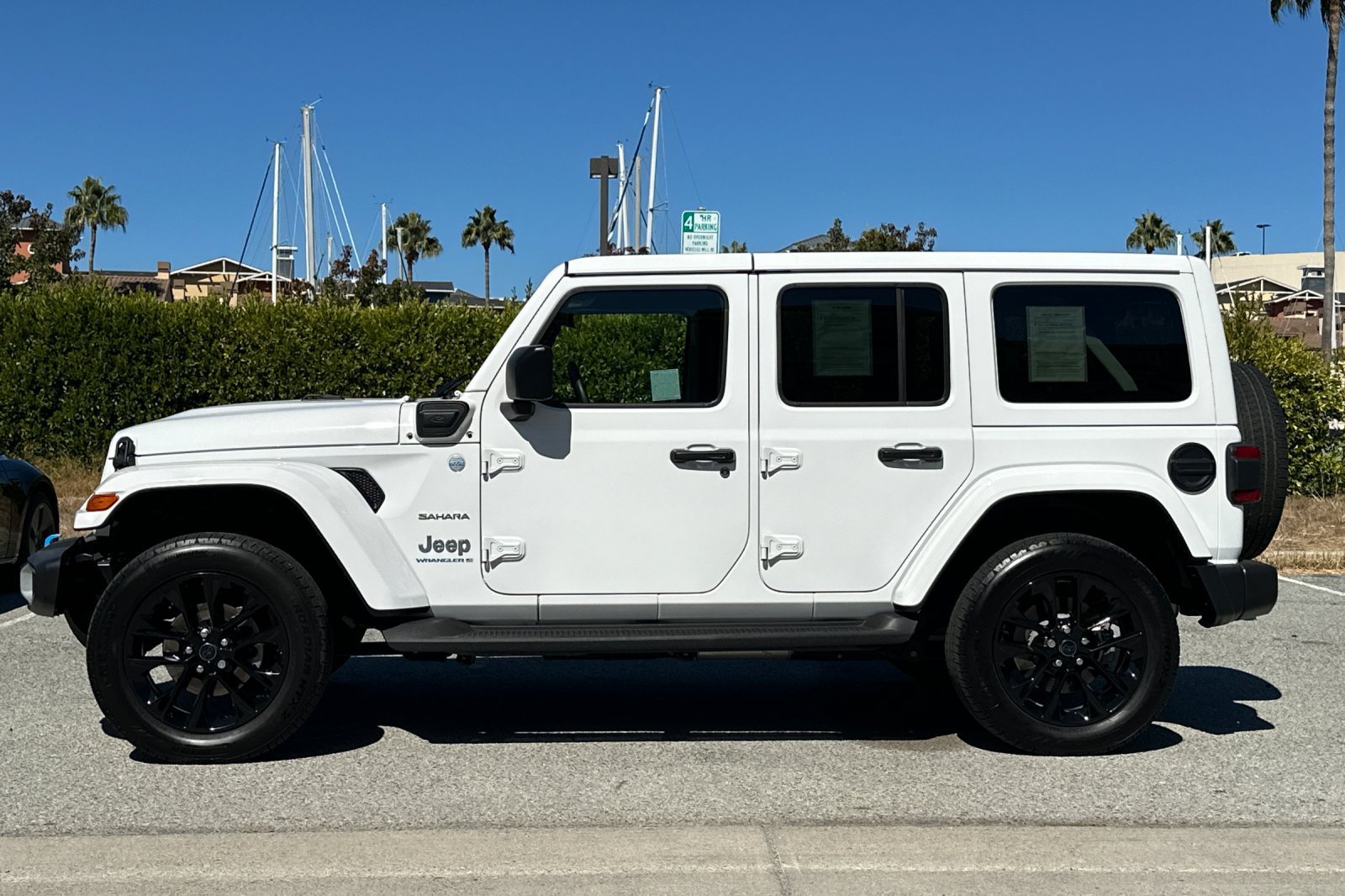 Used 2024 Jeep Wrangler Unlimited Sahara w/ Technology Group AWD/4WD image 7