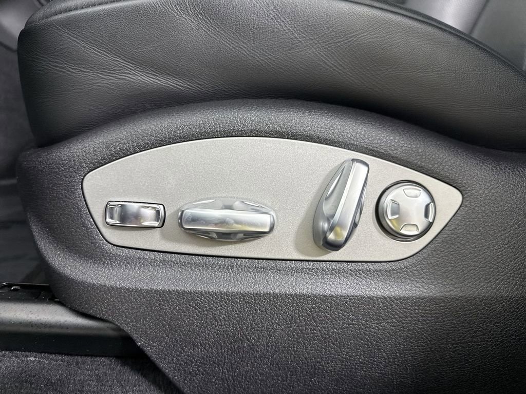 Certified 2025 Porsche Macan image 40