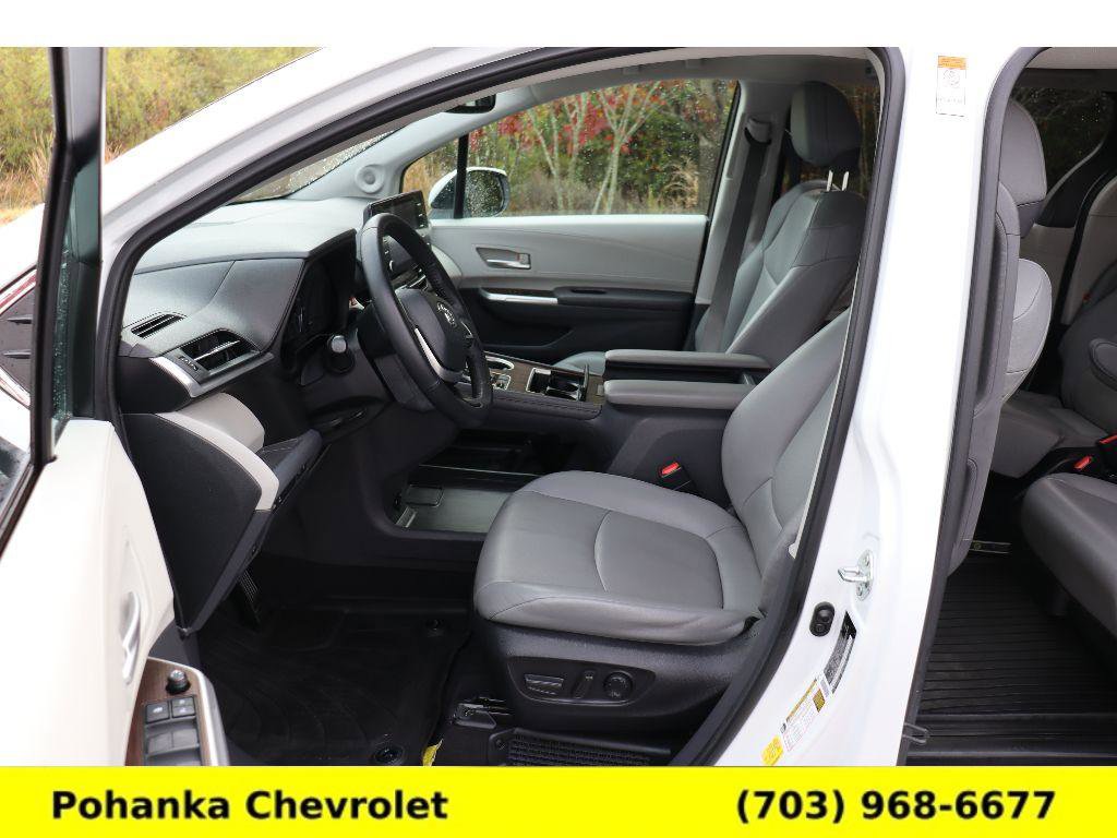 Used 2022 Toyota Sienna XLE image 24