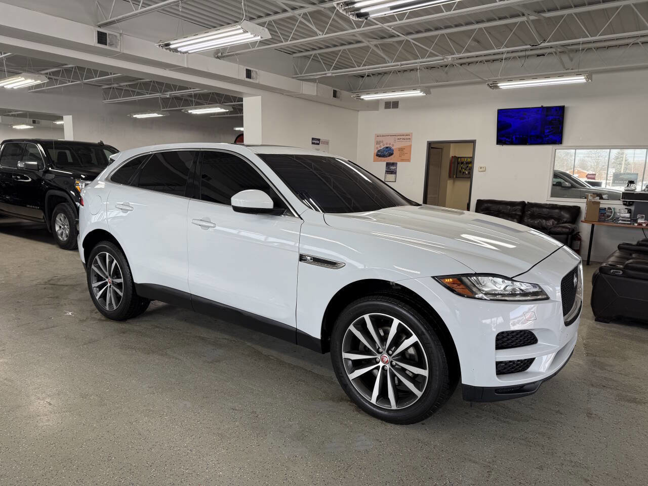 Used 2017 Jaguar F-PACE Prestige image 3
