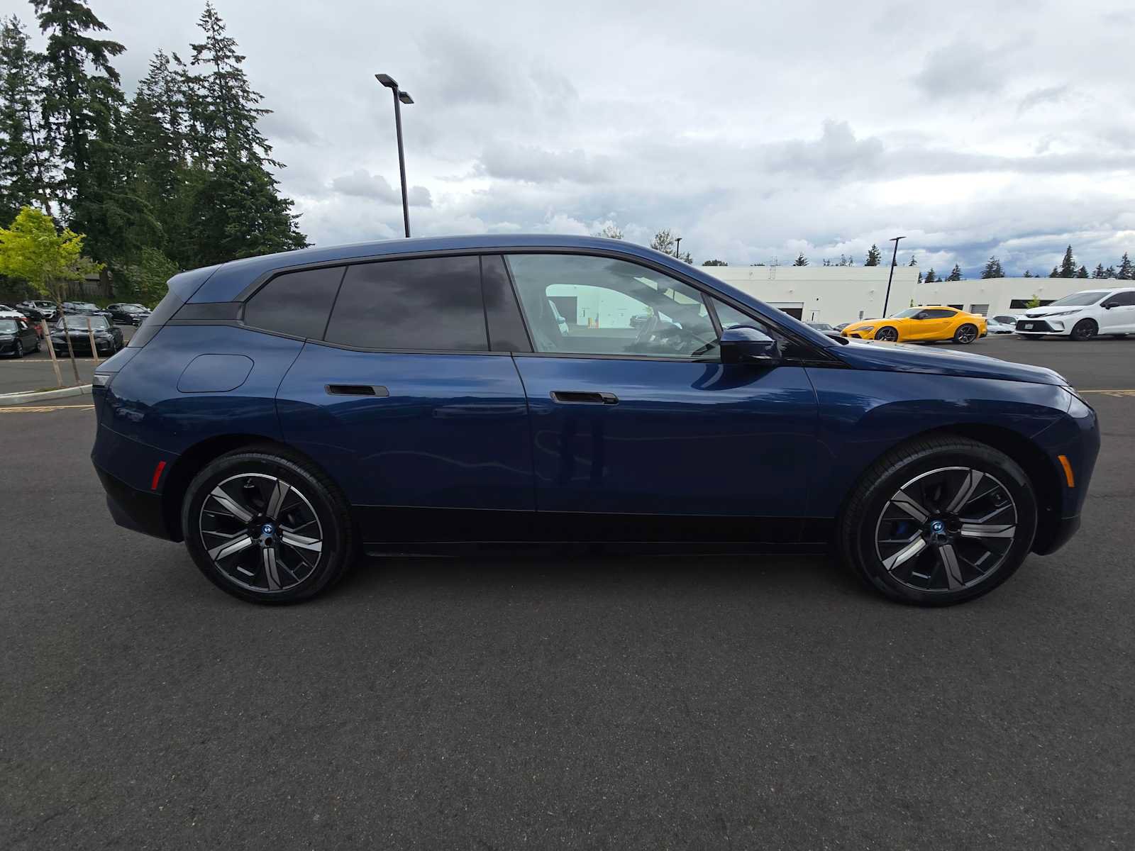 Used 2023 BMW iX xDrive50 w/ Sport Package AWD/4WD image 2