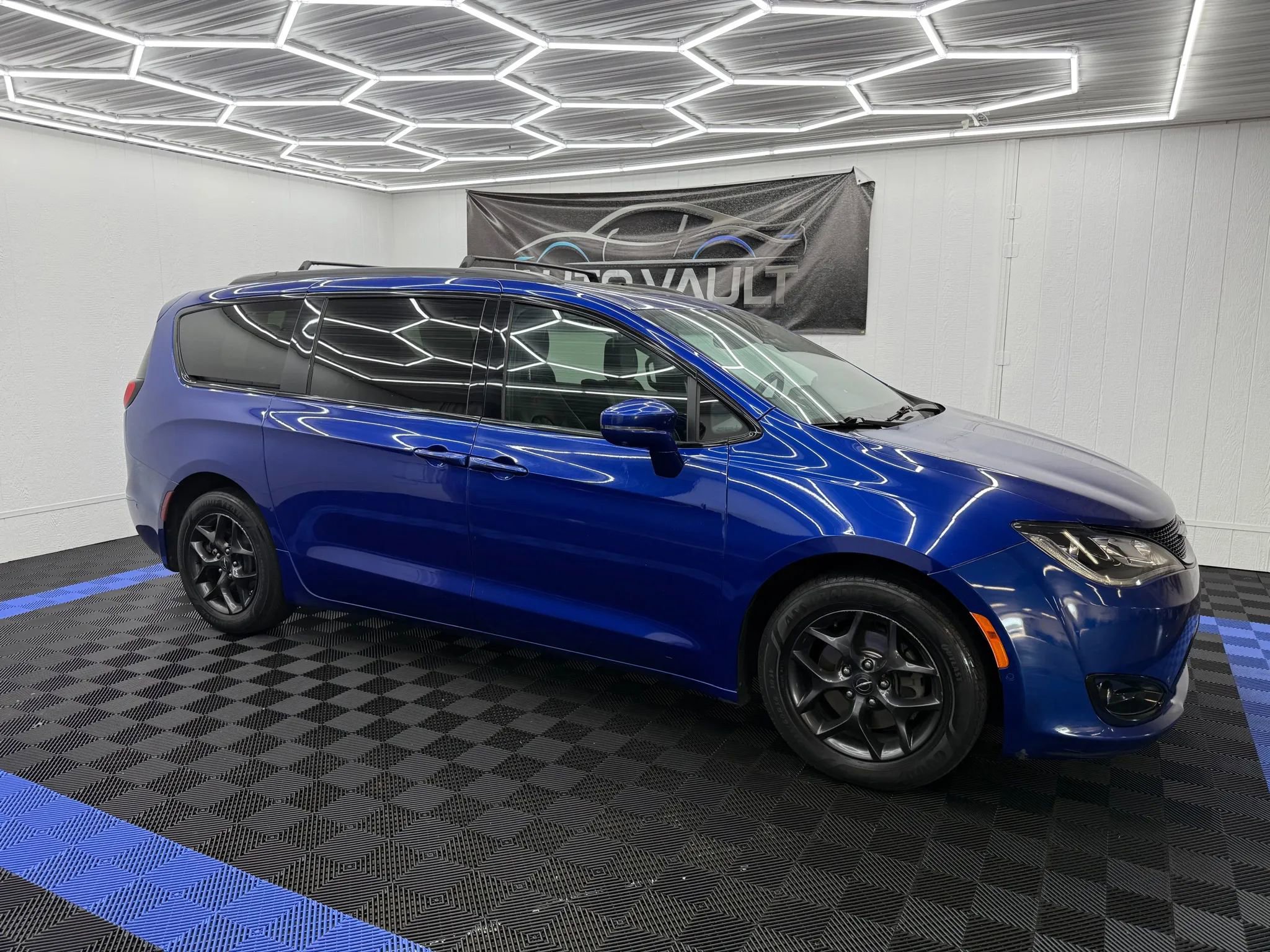 Used 2018 Chrysler Pacifica Limited w/ Advanced Safetytec Group image 2