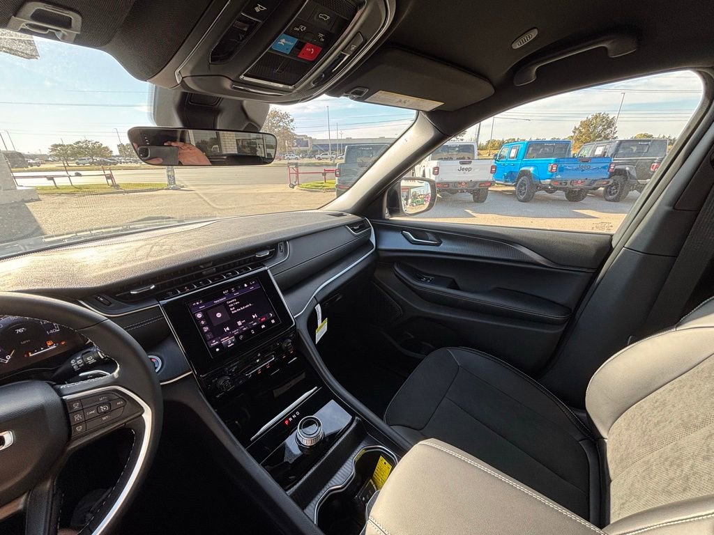New 2025 Jeep Grand Cherokee Altitude image 16