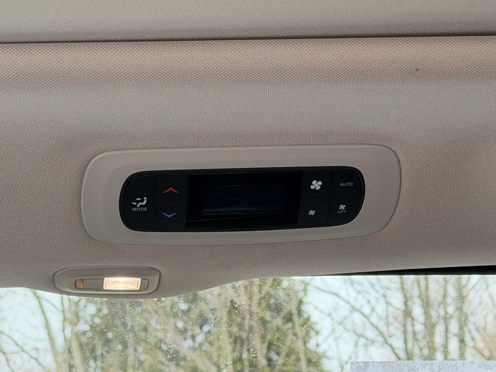 Used 2023 Chrysler Pacifica Limited image 30