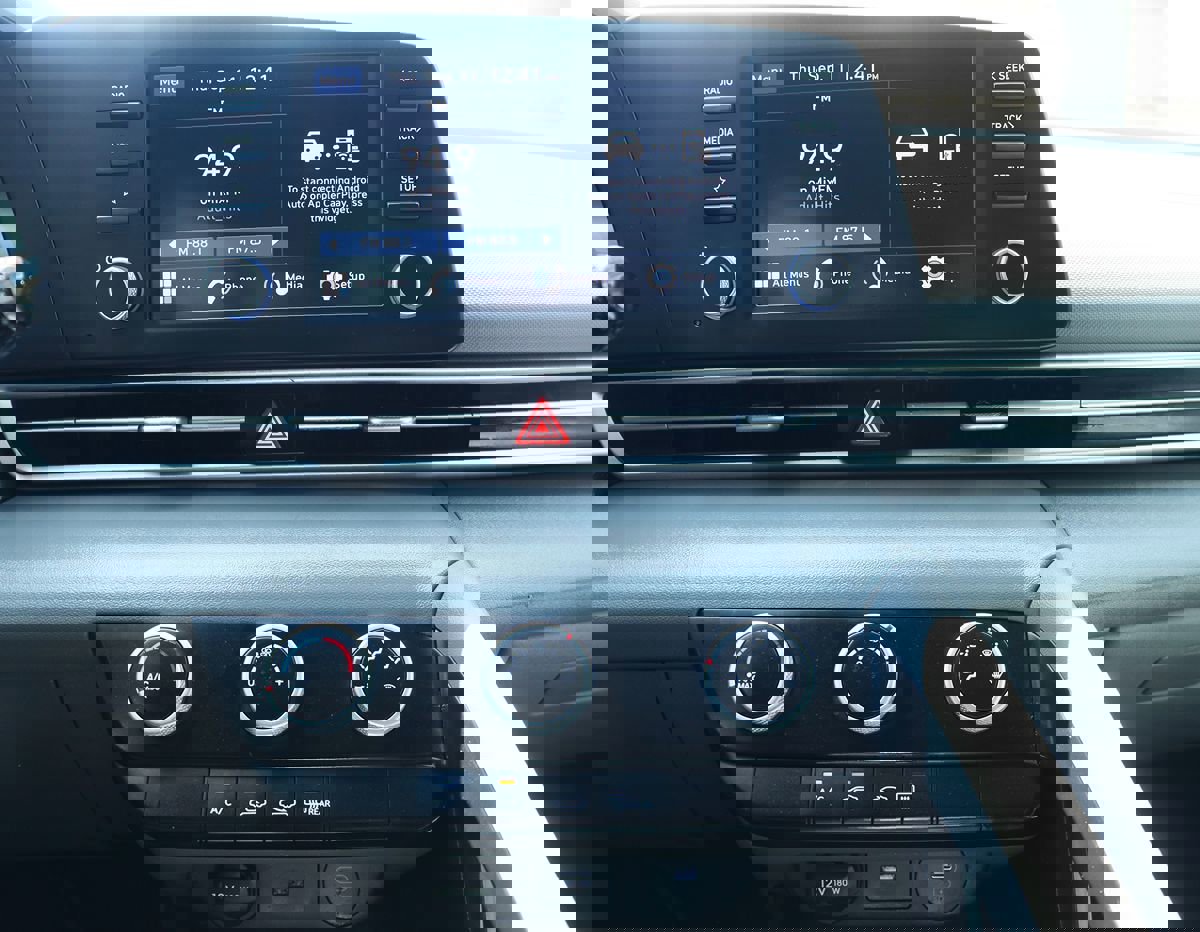 Used 2024 Hyundai Elantra SE image 43