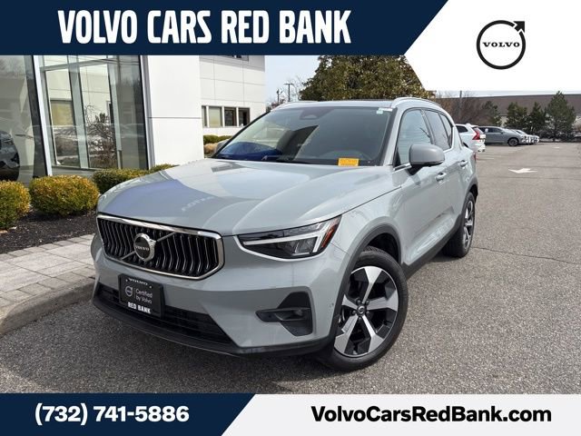 Used 2025 Volvo XC40 B5 Plus image 1