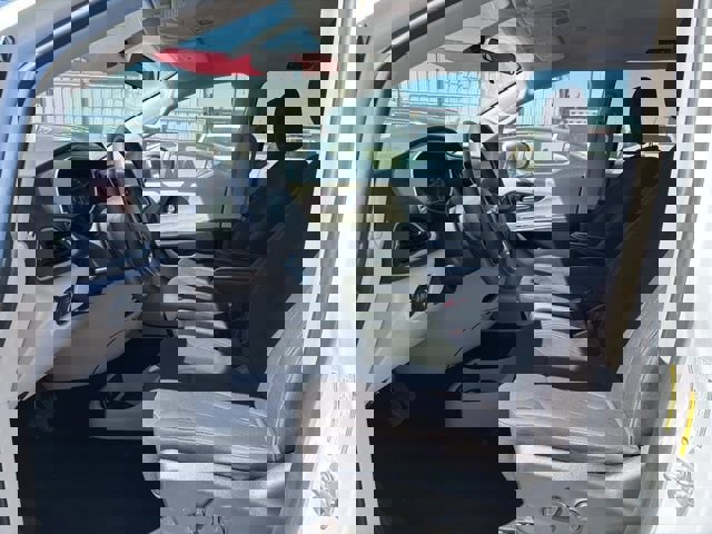 Used 2022 Chrysler Voyager LX image 8