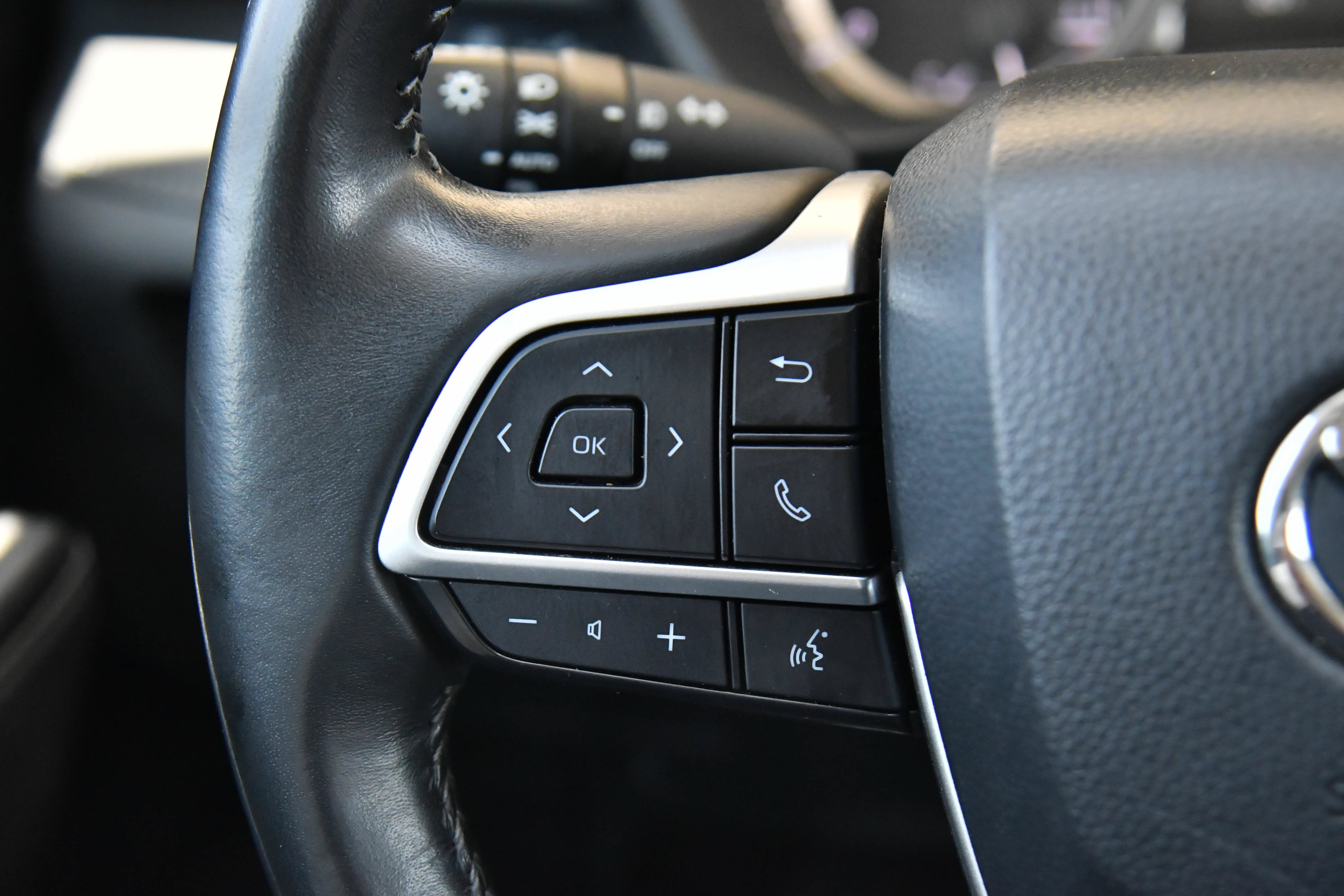 Used 2024 Toyota Highlander LE AWD/4WD image 32