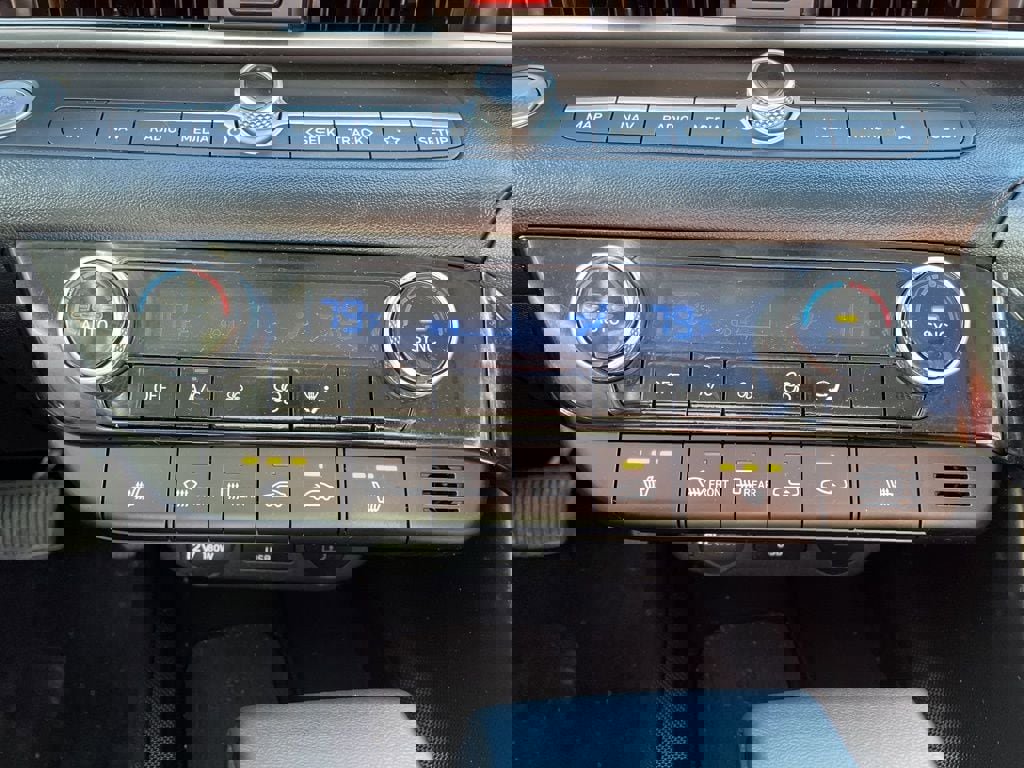 Used 2025 Hyundai Elantra Limited image 23