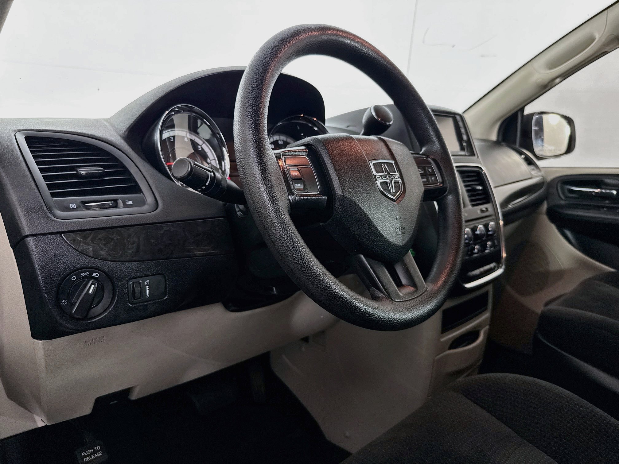 Used 2018 Dodge Grand Caravan SE FWD image 20