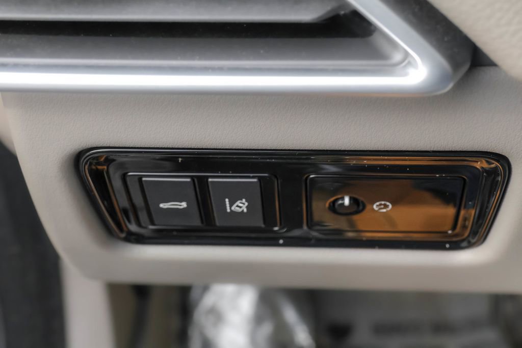 Used 2018 Jaguar XE Premium image 15