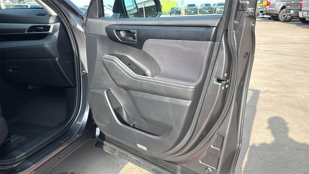 Used 2023 Toyota Highlander LE image 33