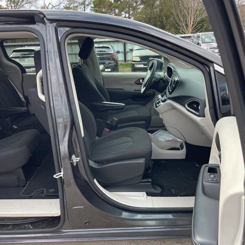 Used 2023 Chrysler Voyager LX image 5