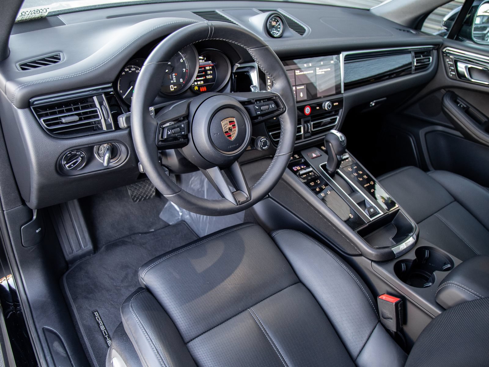 New 2026 Porsche Macan AWD/4WD image 4