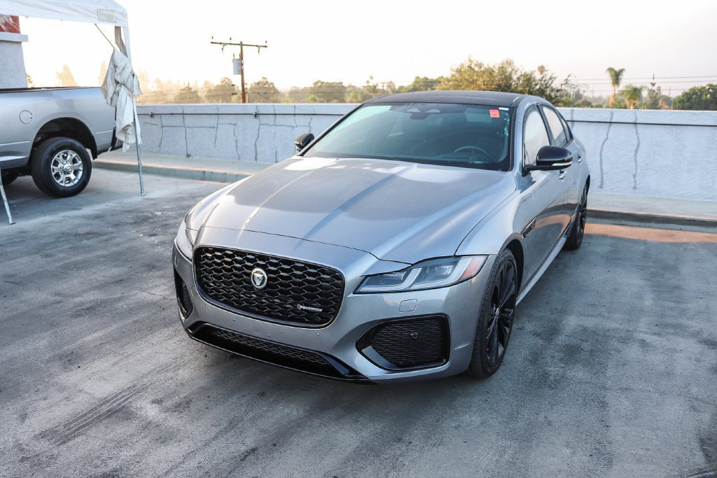 Used 2024 Jaguar XF R-Dynamic SE AWD/4WD image 4