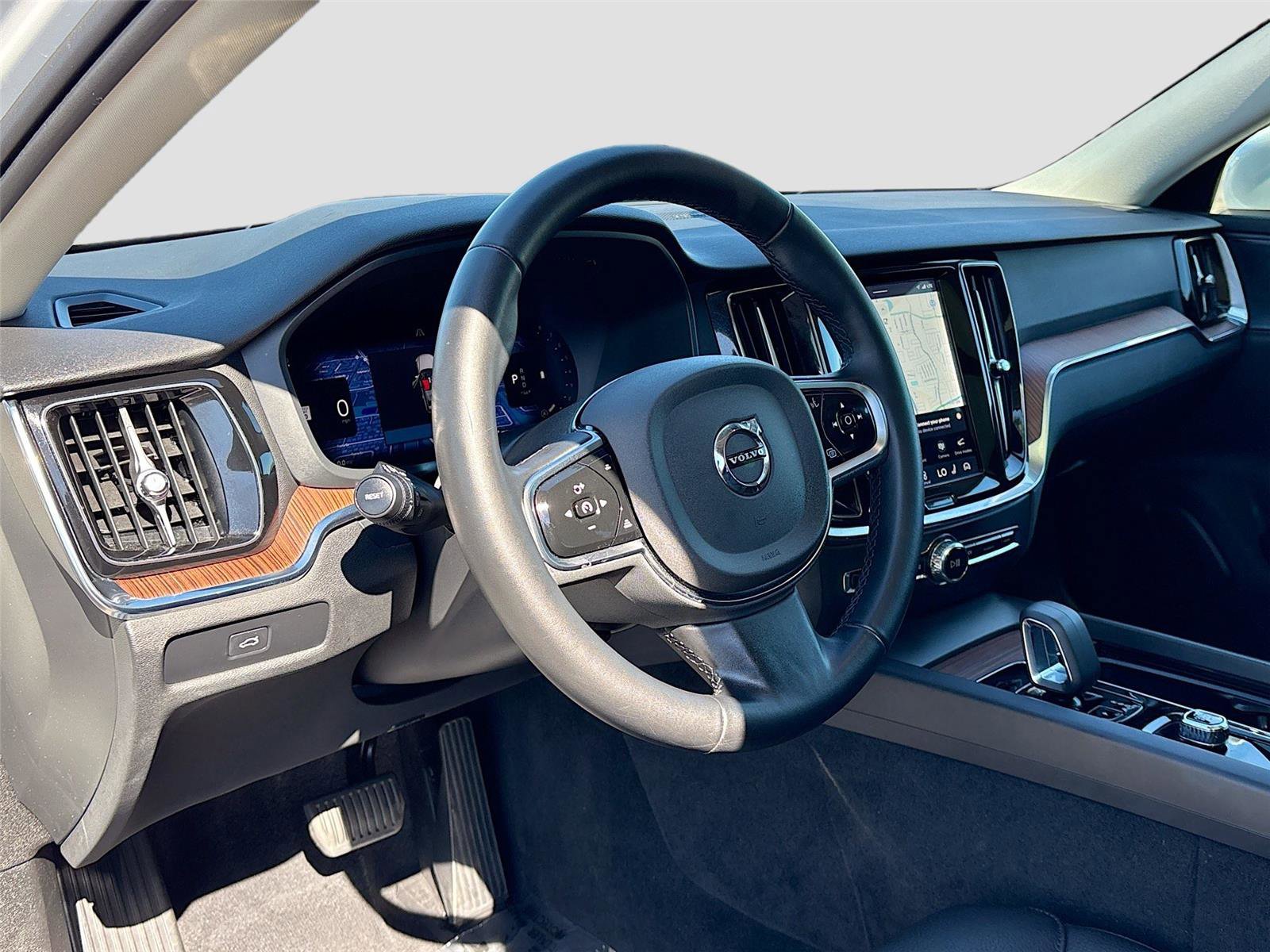 Used 2025 Volvo V60 B5 Cross Country Plus image 9