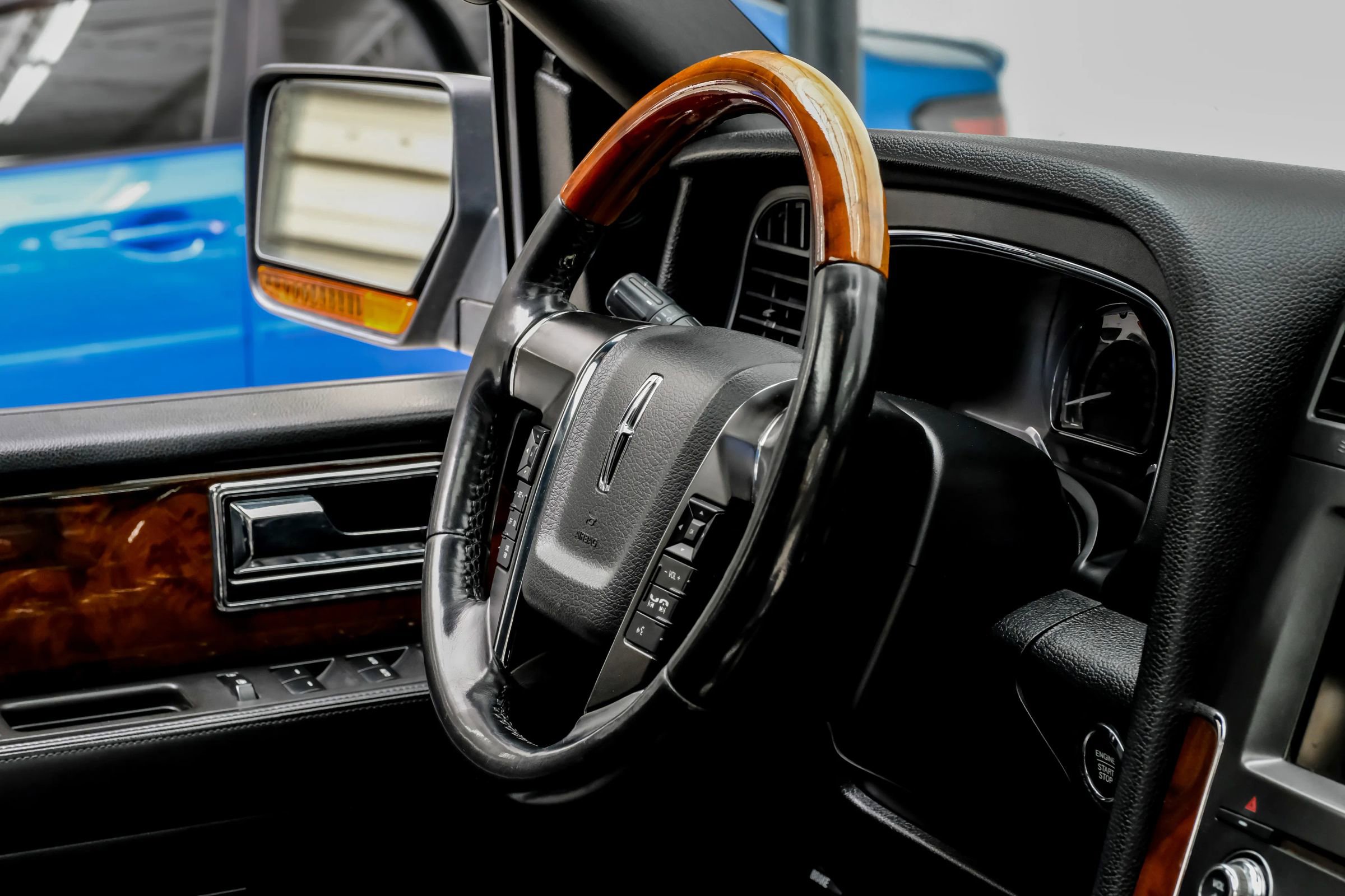 Used 2015 Lincoln Navigator 2WD image 17