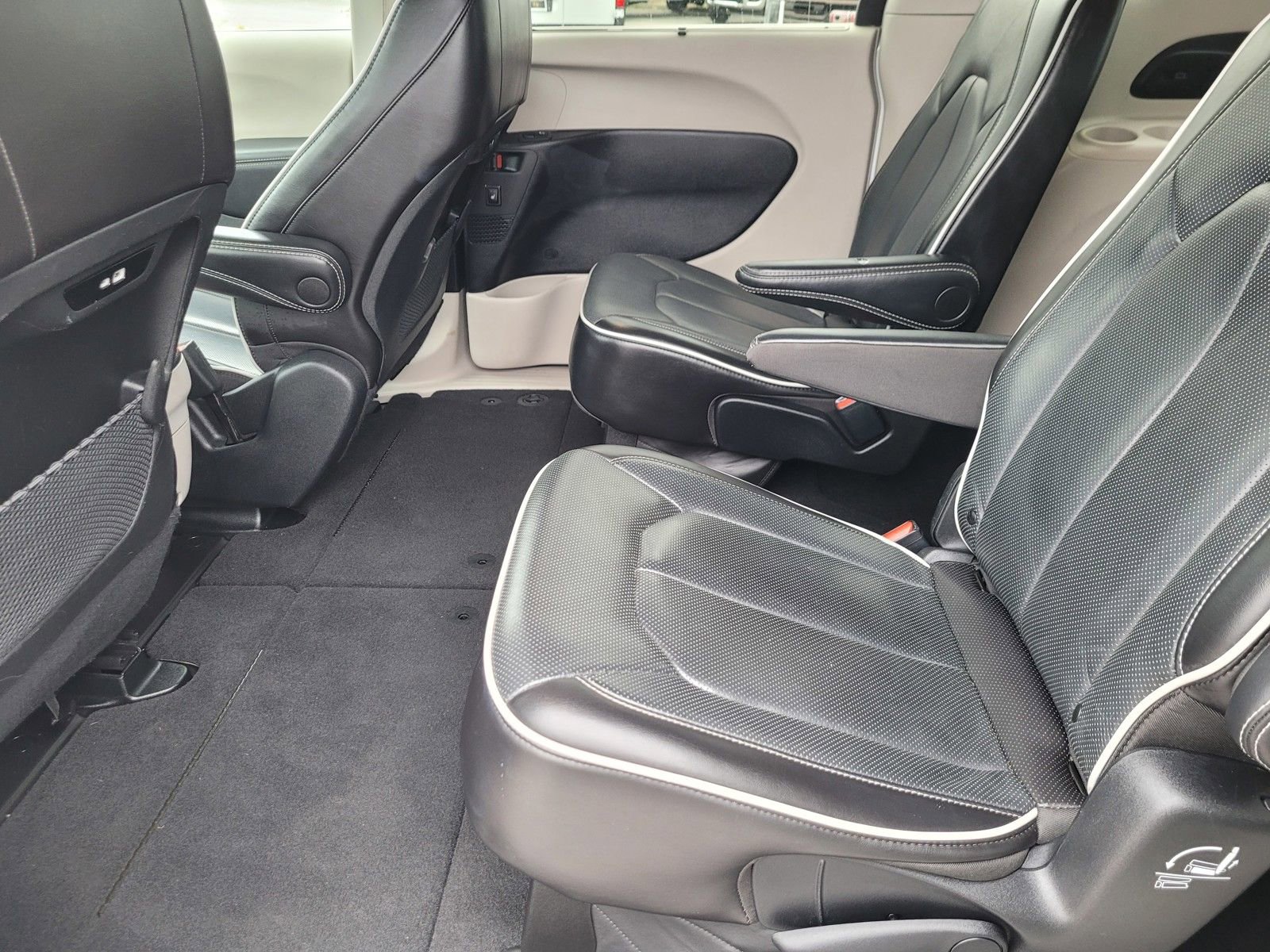 Used 2024 Chrysler Pacifica Limited image 11