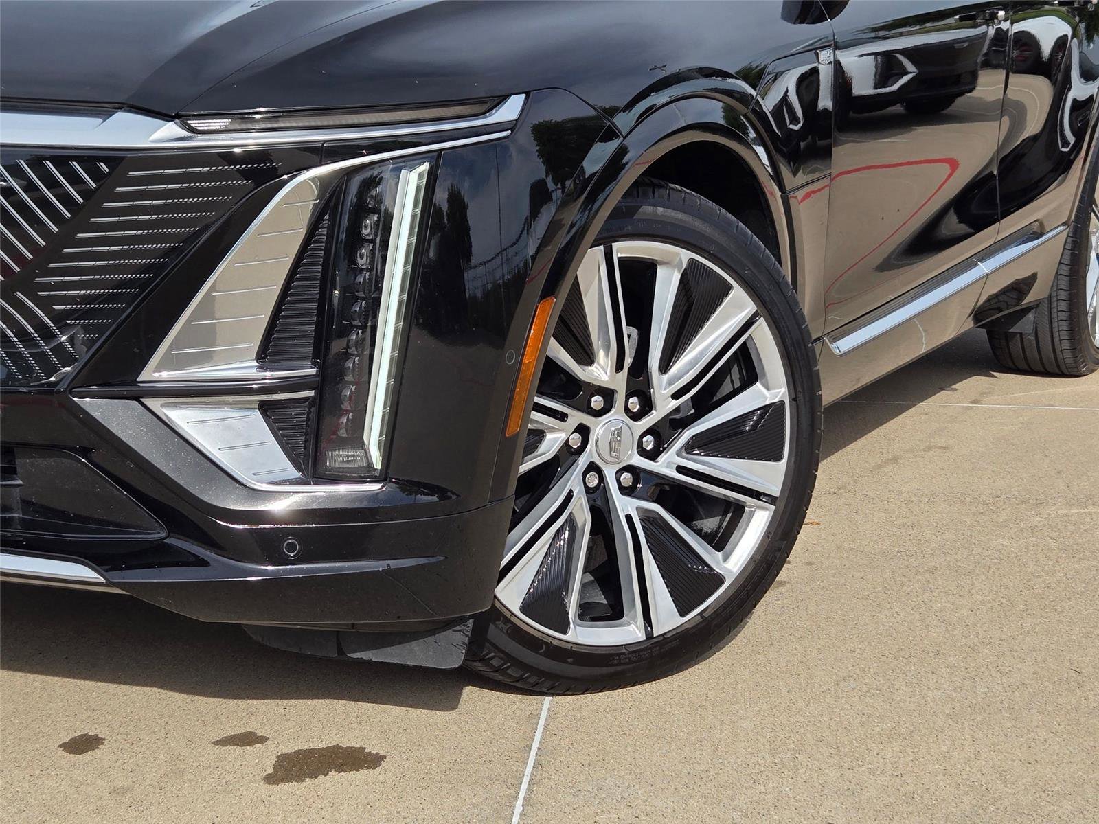 Certified 2025 Cadillac Lyriq Luxury w/ LPO, Floor Liner Package AWD/4WD image 7