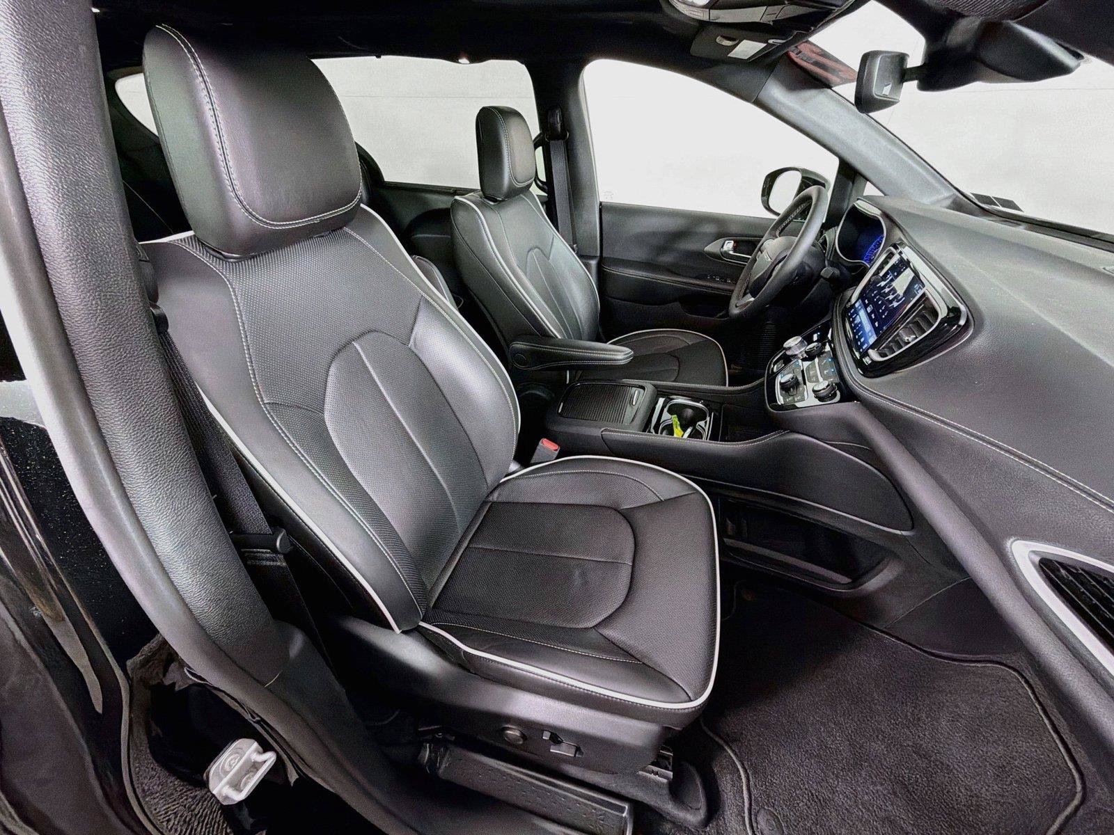 Used 2027 Chrysler Pacifica Limited FWD image 31